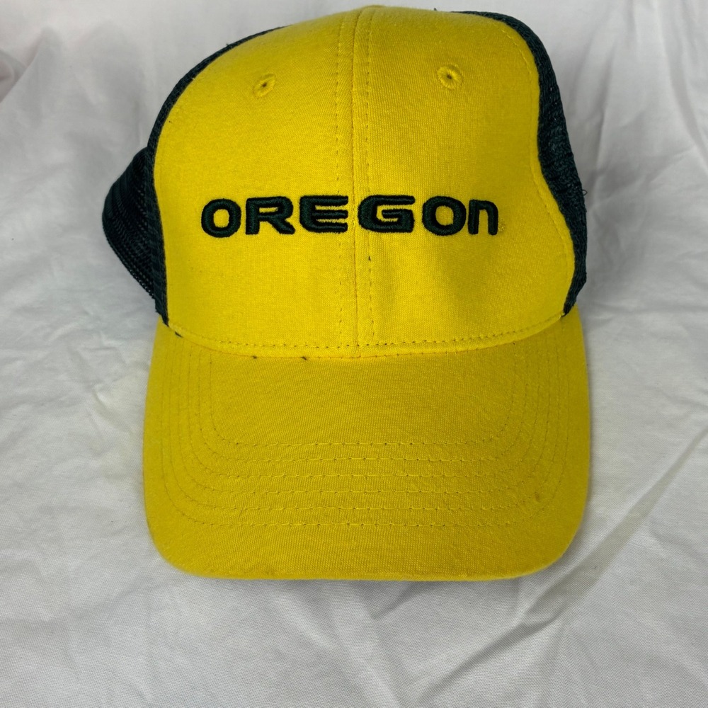 Captivating Headwear Oregon Ducks Trucker Hat Mesh Snapback Mascot Cap